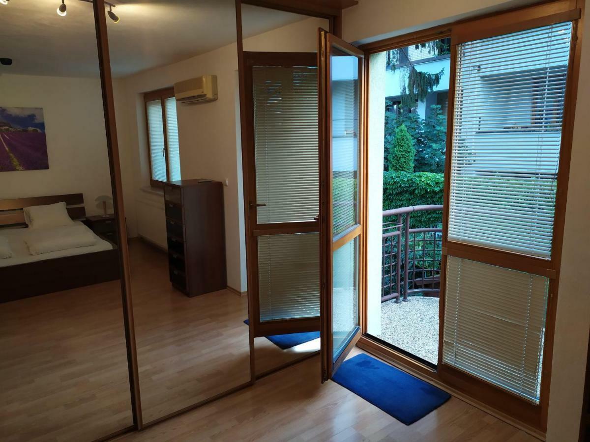 Kate & Jenny - Two-Level Apartment In The Old Town Братислава Екстериор снимка