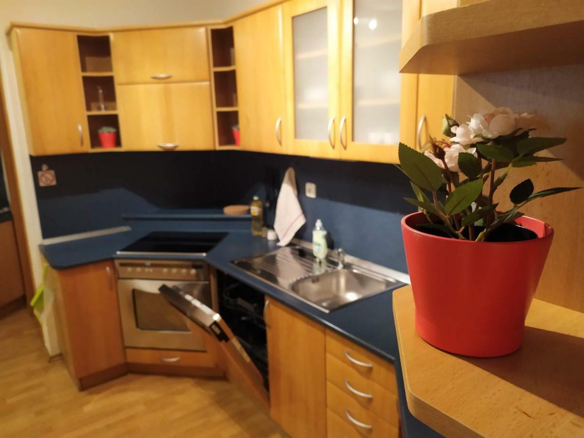 Kate & Jenny - Two-Level Apartment In The Old Town Братислава Екстериор снимка